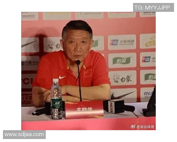 宫鲁鸣坚持女篮自然风采李梦积极遵守新规展现集训纪律之严明